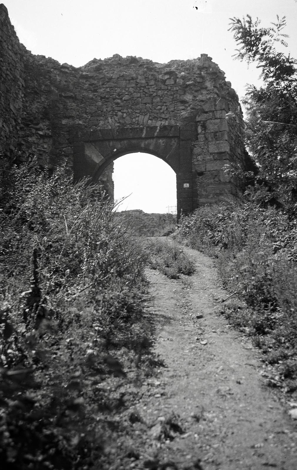 Hungary, Nógrád, Nógrád vára, várkapu., 1941, Mikolay Károly, Fortepan #291206