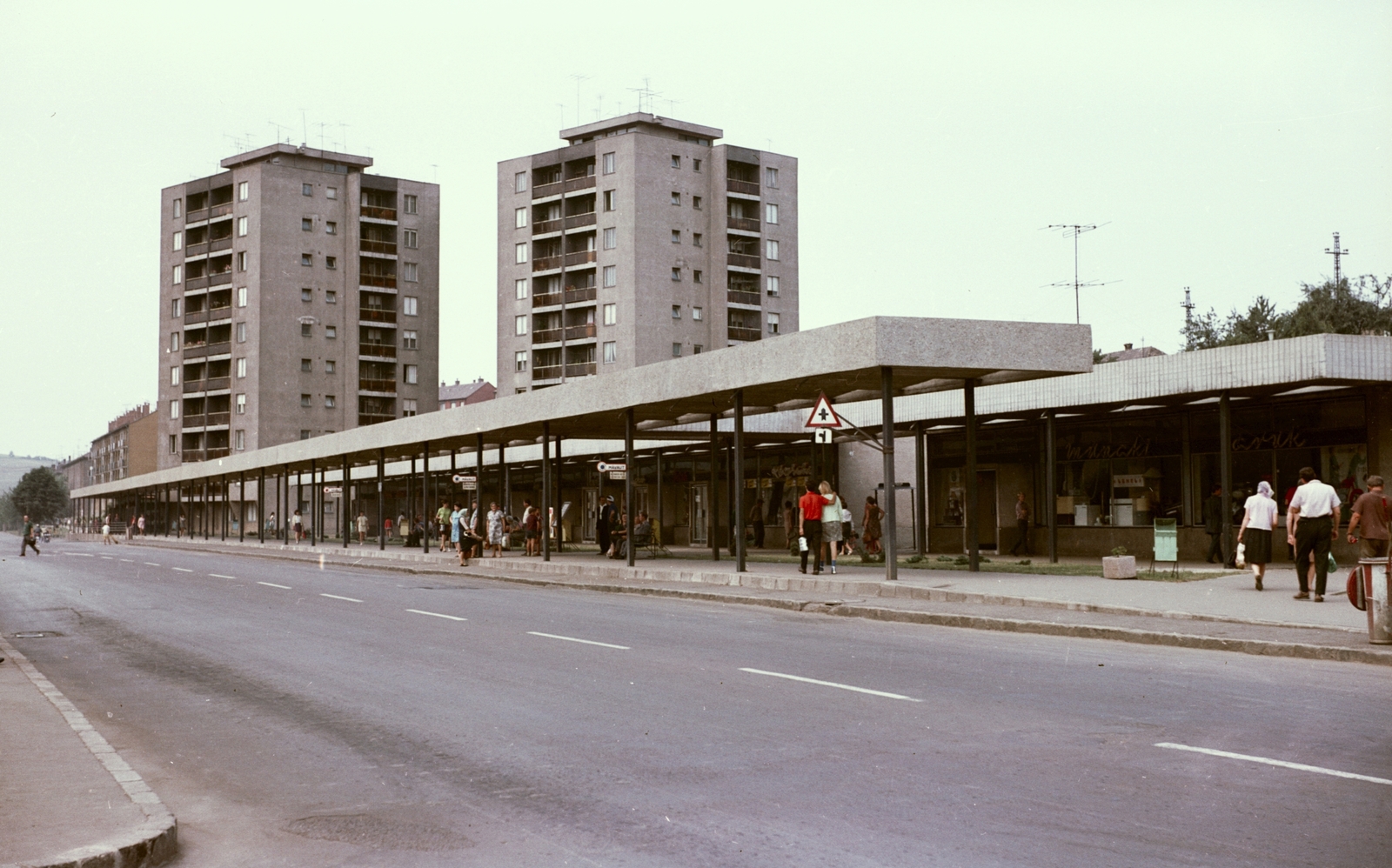 Hungary, Komló, Városház (Lenin) tér., 1969, Építésügyi Dokumentációs és Információs Központ, VÁTI, colorful, street view, genre painting, bus stop, aerial, Fortepan #29121