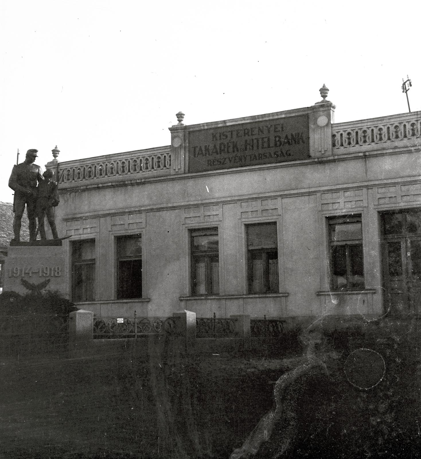 Hungary, Bátonyterenye, Kisterenye (ekkor önálló), Árpád út - Szent István út sarok, id. Szabó István szobrászművész 1937. október 24-én felavatott I. világháborús emlékműve., 1941, Mikolay Károly, monument, Fortepan #291210