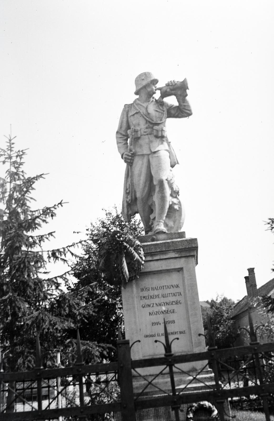 Magyarország, Gönc, az 1924. október 12-én leleplezett I. világháborús emlékmű a Kossuth Lajos utca 48-as számú házzal szemben., 1941, Mikolay Károly, szobor, első világháború, Fortepan #291221