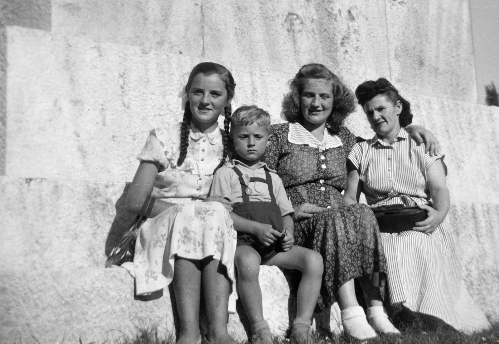 Hungary, Budapest VIII., II. János Pál pápa (Köztársaság) tér, a felvétel a Nemzeti munka szobra (Siklódy Lőrinc, 1943.) talapzatánál készült., 1953, Szerényi Gábor, Budapest, Fortepan #291230