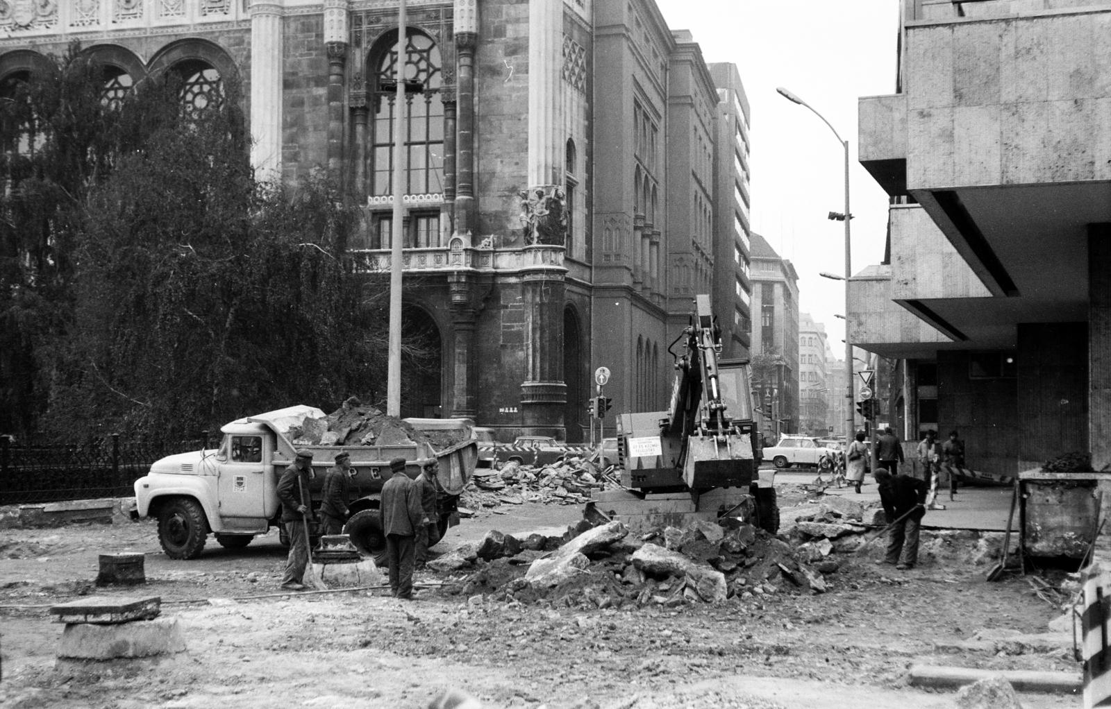 Hungary, Budapest V., Vigadó tér, útépítés a Hotel Duna Intercontinental mellett, balra a Vigadó, szemben a Dák Ferenc utca., 1987, Szerényi Gábor, excavator, construction, Budapest, Fortepan #291243