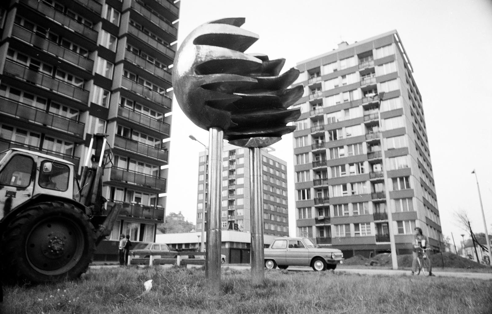 Hungary, Budapest XXII., Mária Terézia (Rózsa Richárd) utca, Kalló Viktor szobrászművész alkotása, Összefogás (1980)., 1983, Szerényi Gábor, Budapest, Fortepan #291248