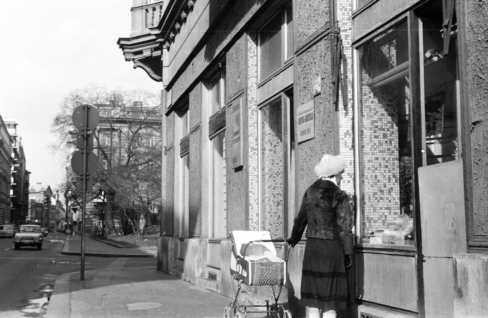 Hungary, Budapest I., Corvin tér a felvétel a 7. számú ház előtt készült. A sarkon túl a Szilágyi Dezső tér látható., 1982, Szerényi Gábor, Budapest, Fortepan #291259