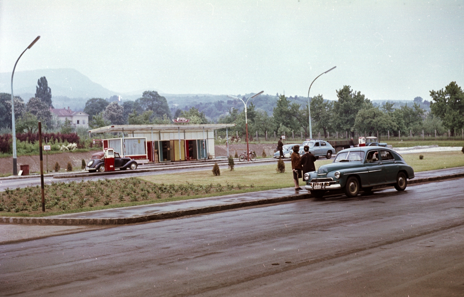 Magyarország, Leányfalu, benzinkút a 11-es út mellett., 1962, Építésügyi Dokumentációs és Információs Központ, VÁTI, színes, benzinkút, automobil, FSO-márka, Wartburg 311/312, rendszám, FSO Warszawa, Berva-márka, Fortepan #29126