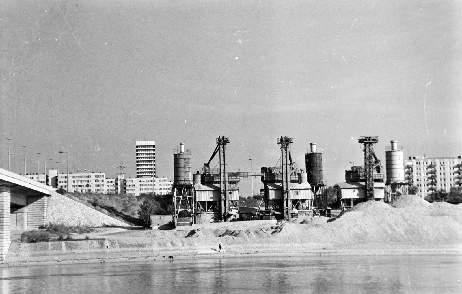 Hungary, Budapest XIII., a Középületépítő Vállalat transzportbeton üzeme az Árpád híd pesti hídfőjénél., 1982, Szerényi Gábor, Budapest, Fortepan #291264