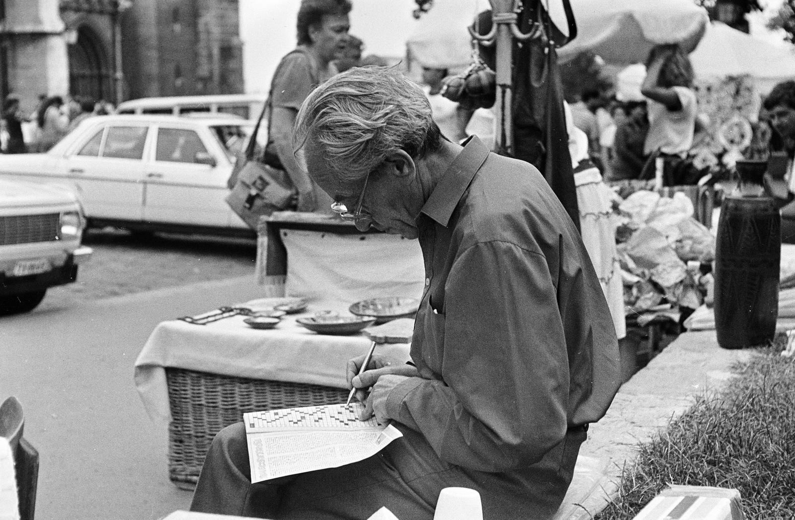 Magyarország, budai Vár, Budapest I., Szentháromság tér, háttérben balra a Mátyás-templom részlete., 1985, Szerényi Gábor, Budapest, Fortepan #291273