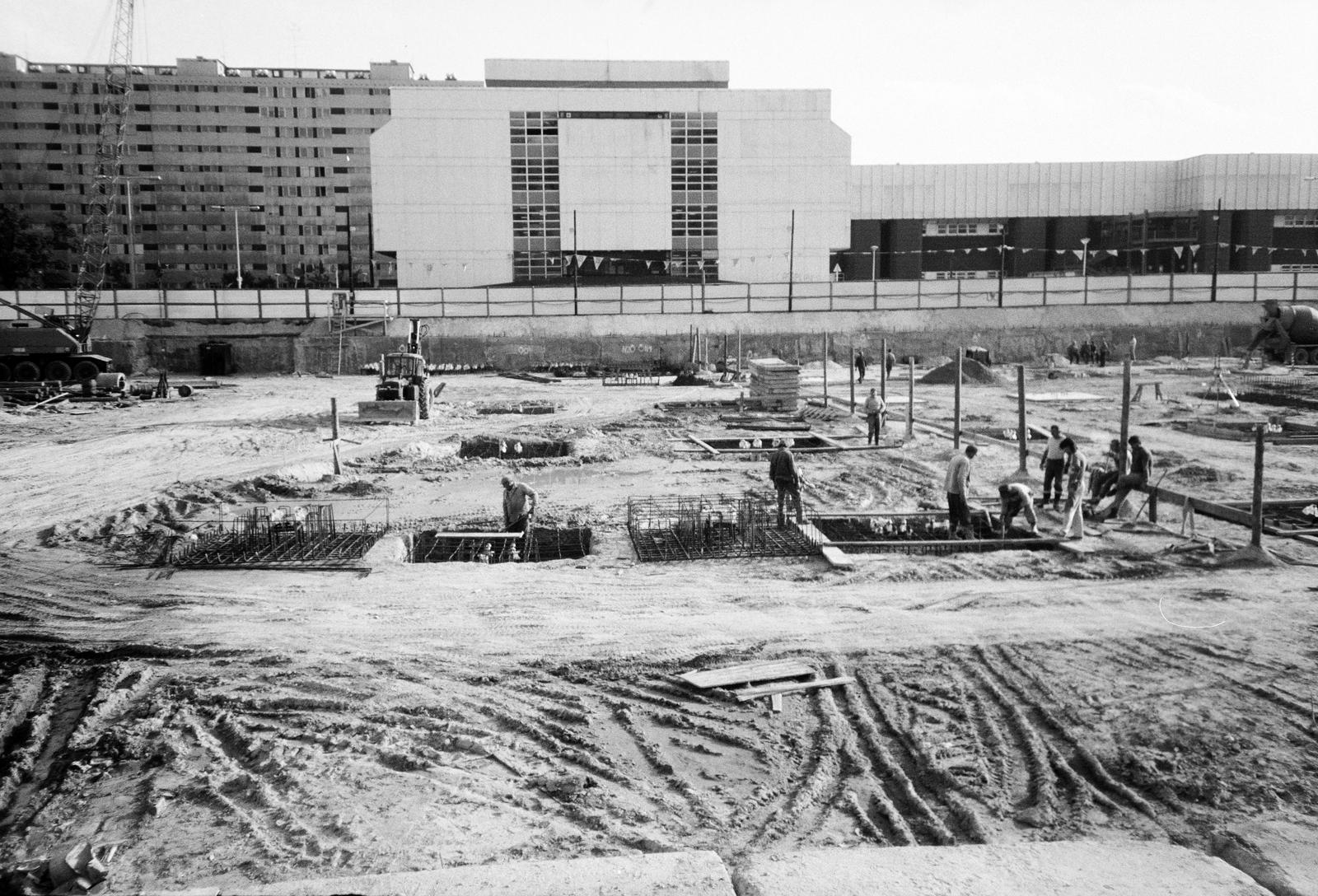 Magyarország, Budapest XIV., Örs vezér tere, az IKEA áruház építkezése, háttérben a Rendelőintézet és távolabb a Sugár Üzletközpont., 1988, Szerényi Gábor, Budapest, munkás, építkezés, panelház, Fortepan #291291