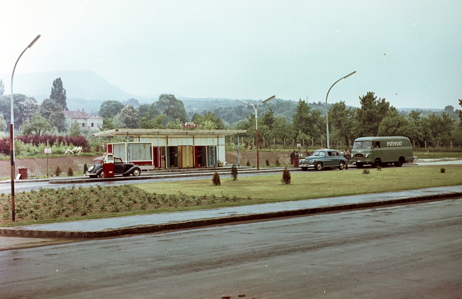 Hungary, Leányfalu, benzinkút a 11-es út mellett., 1962, Építésügyi Dokumentációs és Információs Központ, VÁTI, colorful, commercial vehicle, Robur-brand, gas station, Fortepan #29130