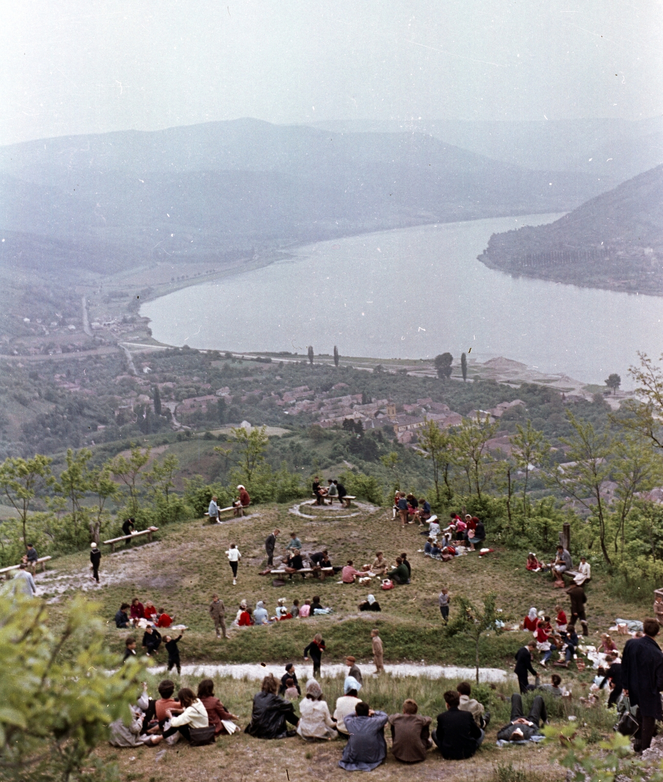 Hungary, Danube Bend, Visegrád, pihenőhely a fellegvár alatt, kilátás a visegrádi öböl felé., 1962, Építésügyi Dokumentációs és Információs Központ, VÁTI, colorful, excursion, picture, Fortepan #29134