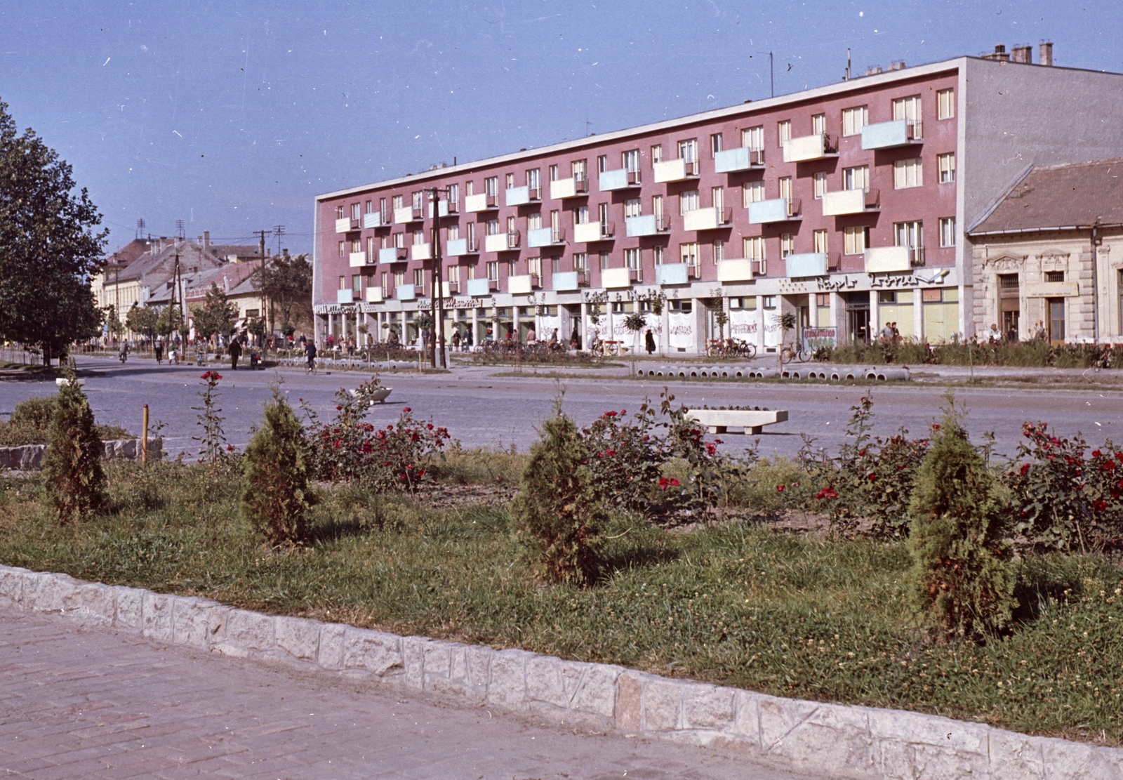 Hungary, Csongrád, Kossuth tér a Szentháromság tér felé nézve., 1969, Építésügyi Dokumentációs és Információs Központ, VÁTI, colorful, Fortepan #29138