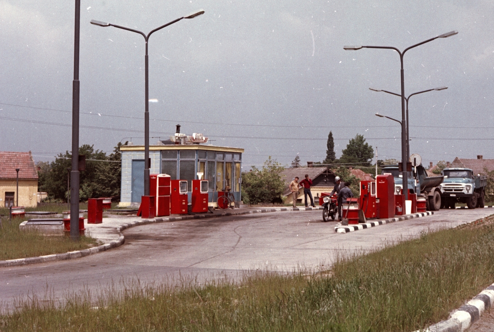 Magyarország, Csongrád, Szentesi út, benzinkút., 1969, Építésügyi Dokumentációs és Információs Központ, VÁTI, kerékpár, színes, szovjet gyártmány, motorkerékpár, teherautó, életkép, ZIL-márka, lámpaoszlop, benzinkút, MZ-márka, ZiL-130, neon lámpa, dömper, MZ ES250 Trophy, Fortepan #29143