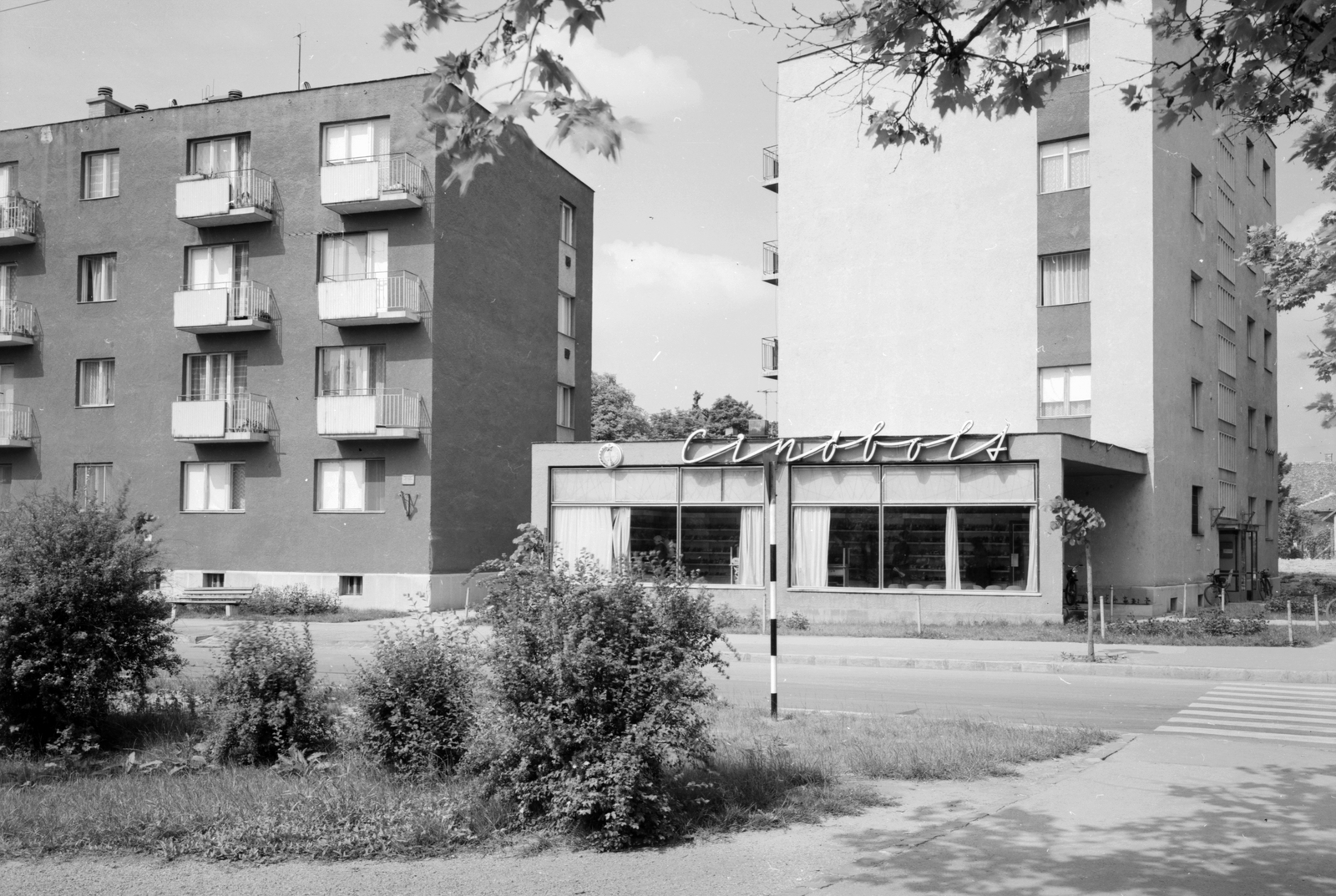 Magyarország, Csongrád, Dózsa György tér - Fő utca sarok., 1970, Építésügyi Dokumentációs és Információs Központ, VÁTI, cipőbolt, Fortepan #29145