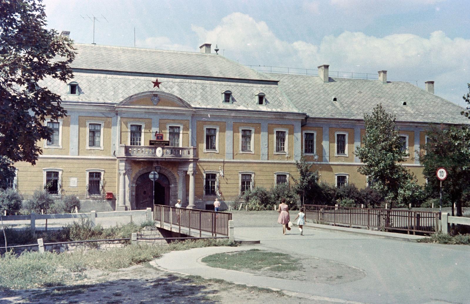 Hungary, Gyöngyös, Vármegyeház tér 1., Vármegyeháza. Előtérben a Gyöngyös patak hidja., 1964, Kovács Gyöngyi, Fortepan #291456
