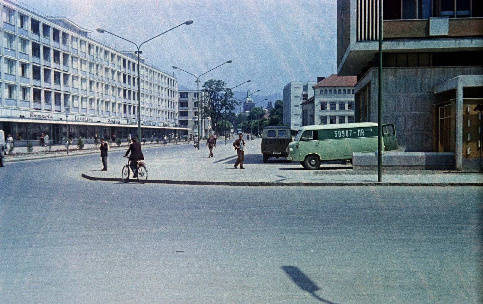 Romania,Transylvania, Baia Mare, előtérben a Strada Culturii, balra szemben a Kossuth Lajos utca (Strada Gheorghe Șincai), a távolban a Szent István torony látszik., 1968, Kovács Gyöngyi, bicycle, Fortepan #291470