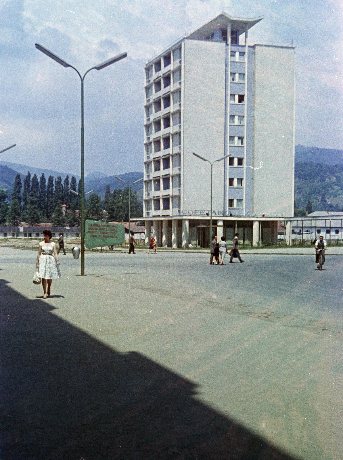 Romania,Transylvania, Baia Mare, Strada Culturii - Kossuth Lajos utca (Strada Gheorghe Șincai) sarok, Crinul cukrászda (Cofetăria Crinul)., 1968, Kovács Gyöngyi, Fortepan #291471