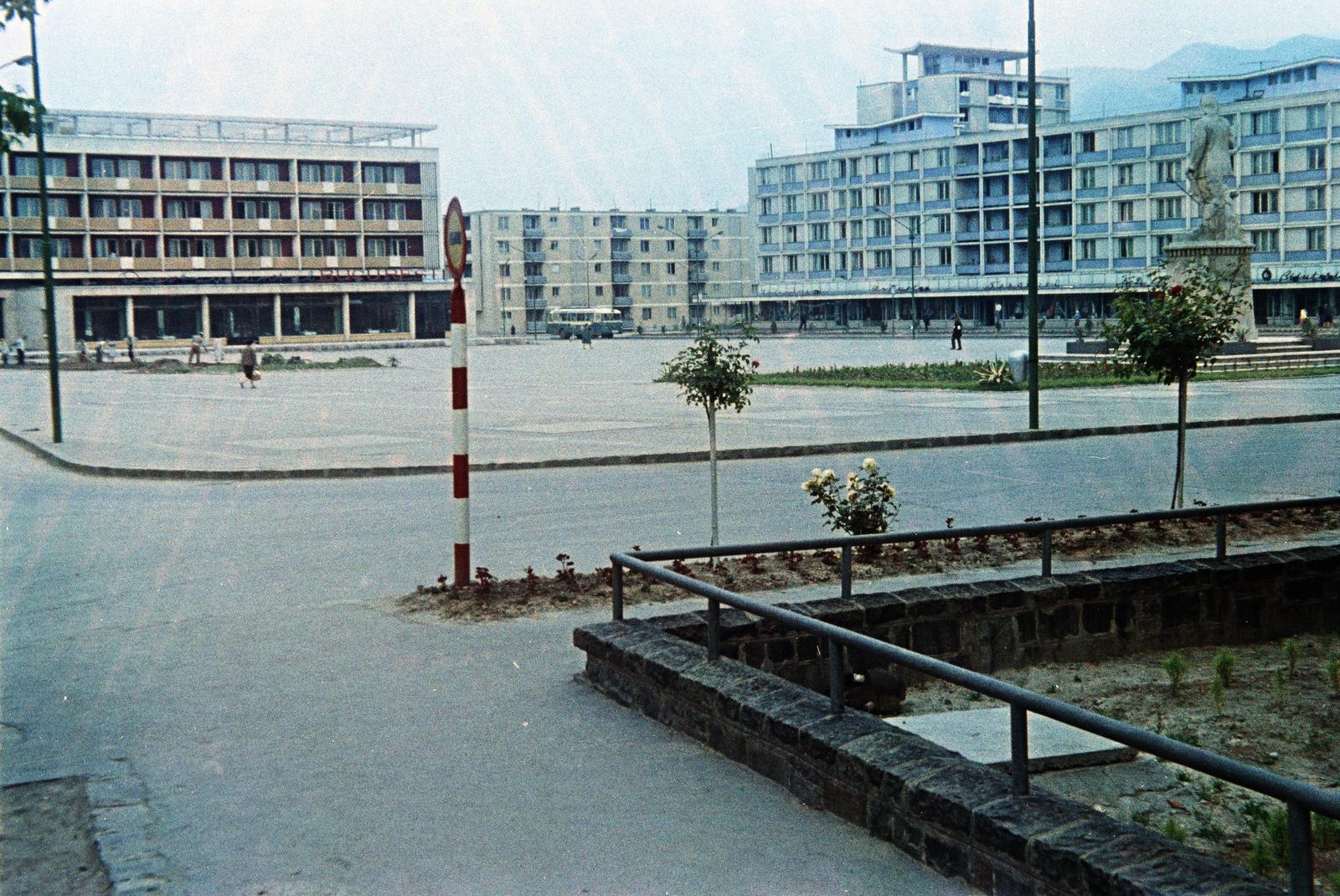 Romania,Transylvania, Baia Mare, Piața Revoluției (Piața Victoriei), jobbra az 1958-ban felállított Bányász szobor látható., 1968, Kovács Gyöngyi, Fortepan #291477