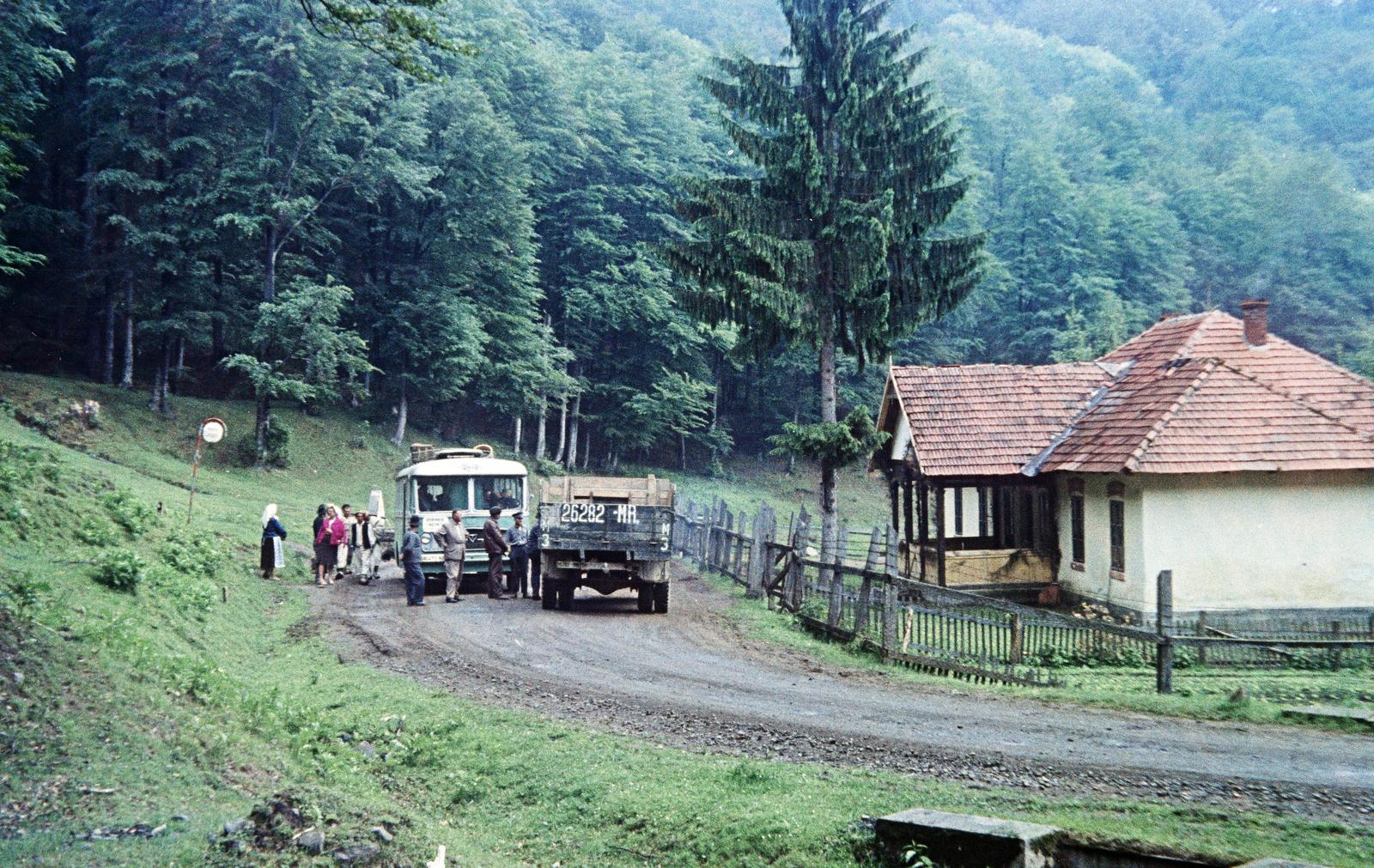 Románia,Erdély, Nagybánya, útőrház a Máramarossziget felé vezető út mellett, a Gutin-hágó közelében., 1968, Kovács Gyöngyi, Fortepan #291479