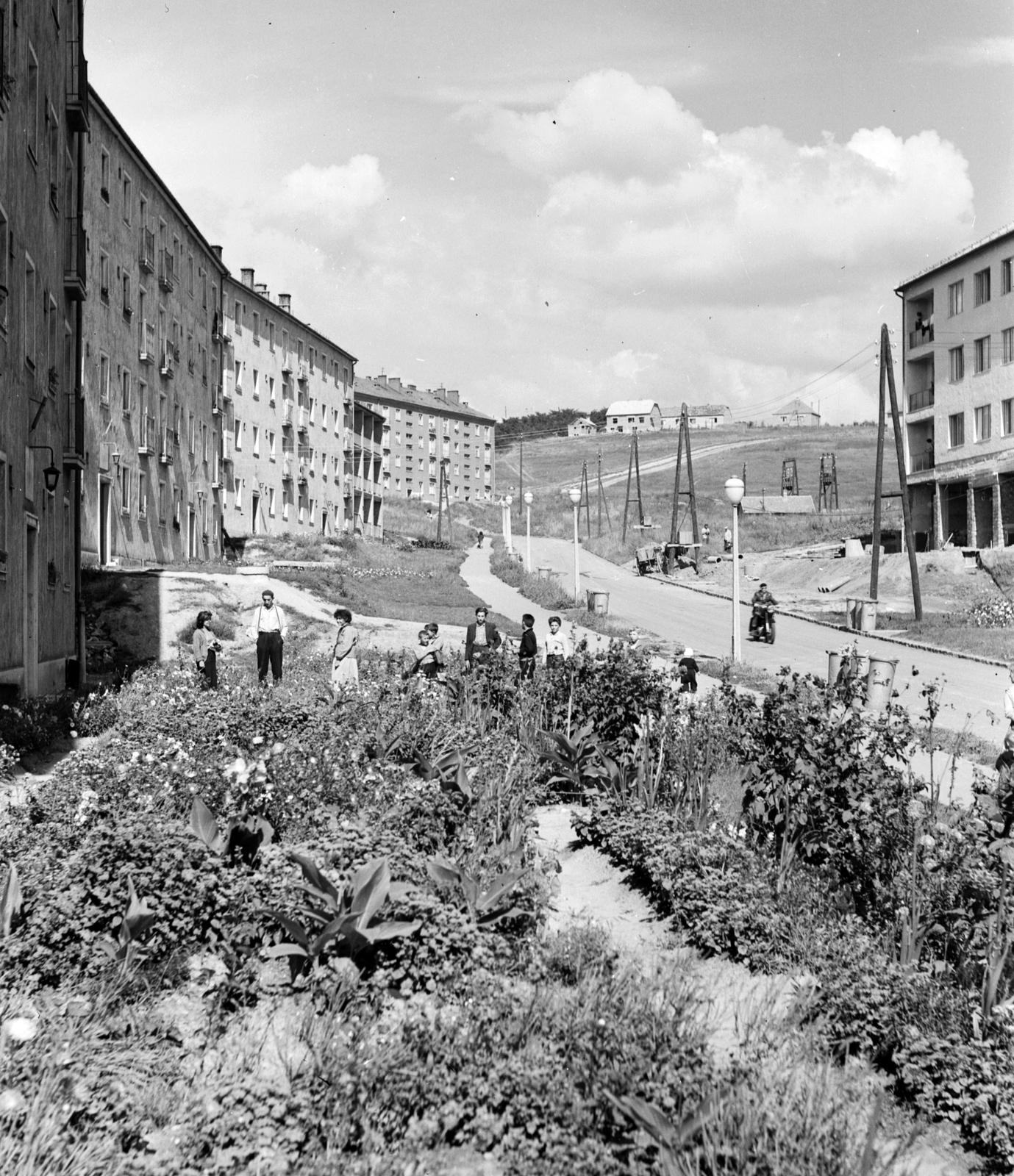 Hungary, Komló, Kenderföld, Tompa Mihály utca a Zrínyi tér felől., 1966, Építésügyi Dokumentációs és Információs Központ, VÁTI, motorcycle, blocks, street view, genre painting, lamp post, socialist realism, Fortepan #29148