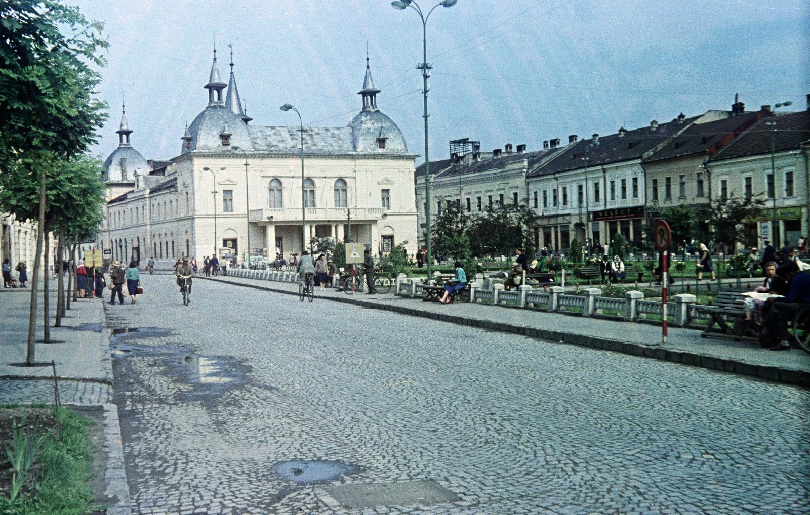 Romania,Transylvania, Sighetu Marmației, Piața Libertății, szemben a Vigadó épülete., 1968, Kovács Gyöngyi, Fortepan #291483