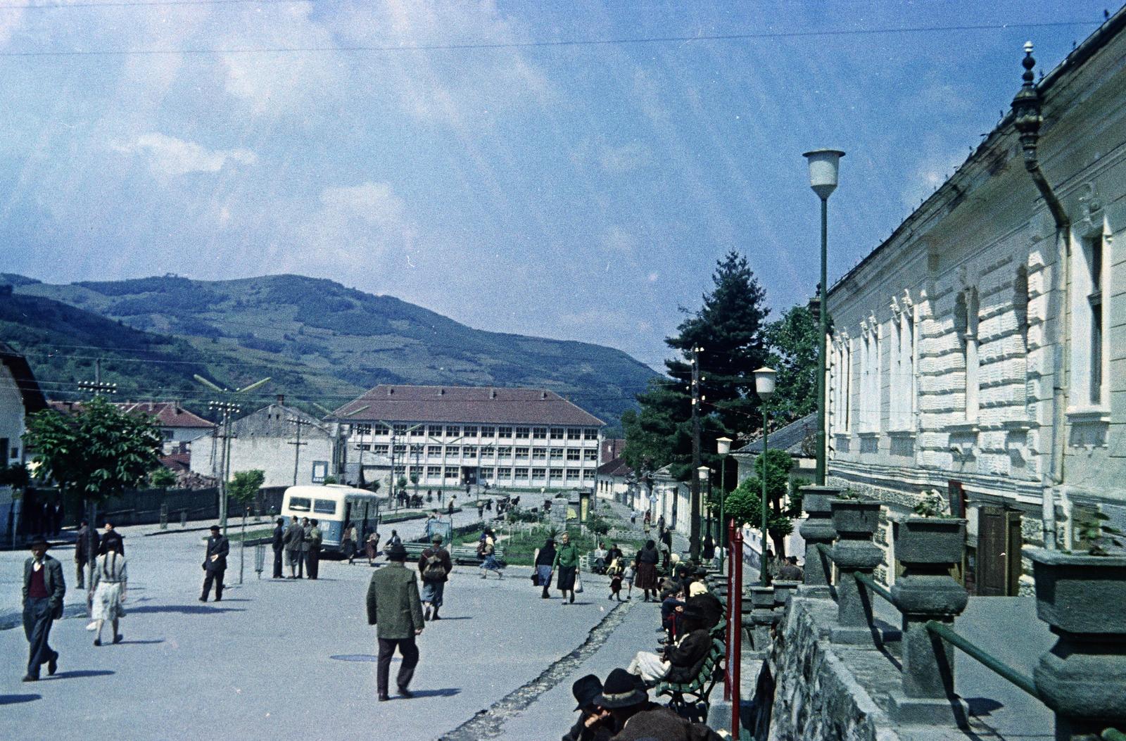 Romania,Transylvania, Vișeu de Sus, park a Strada 22 Decembrie 1989 - Strada Republicii sarkán, távolabb a Strada Mihai Eminescu melletti épület látható., 1968, Kovács Gyöngyi, Fortepan #291485