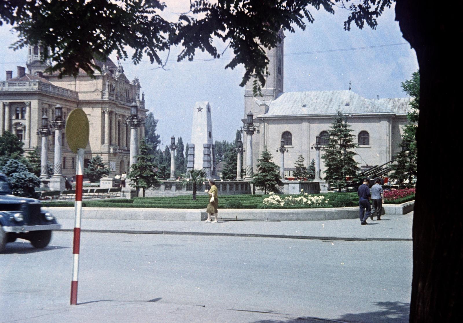 Romania,Transylvania, Oradea, Szent László tér (Piaţa Unirii), háttérben balra a Városháza, jobbra a Szent László-templom., 1968, Kovács Gyöngyi, Fortepan #291512