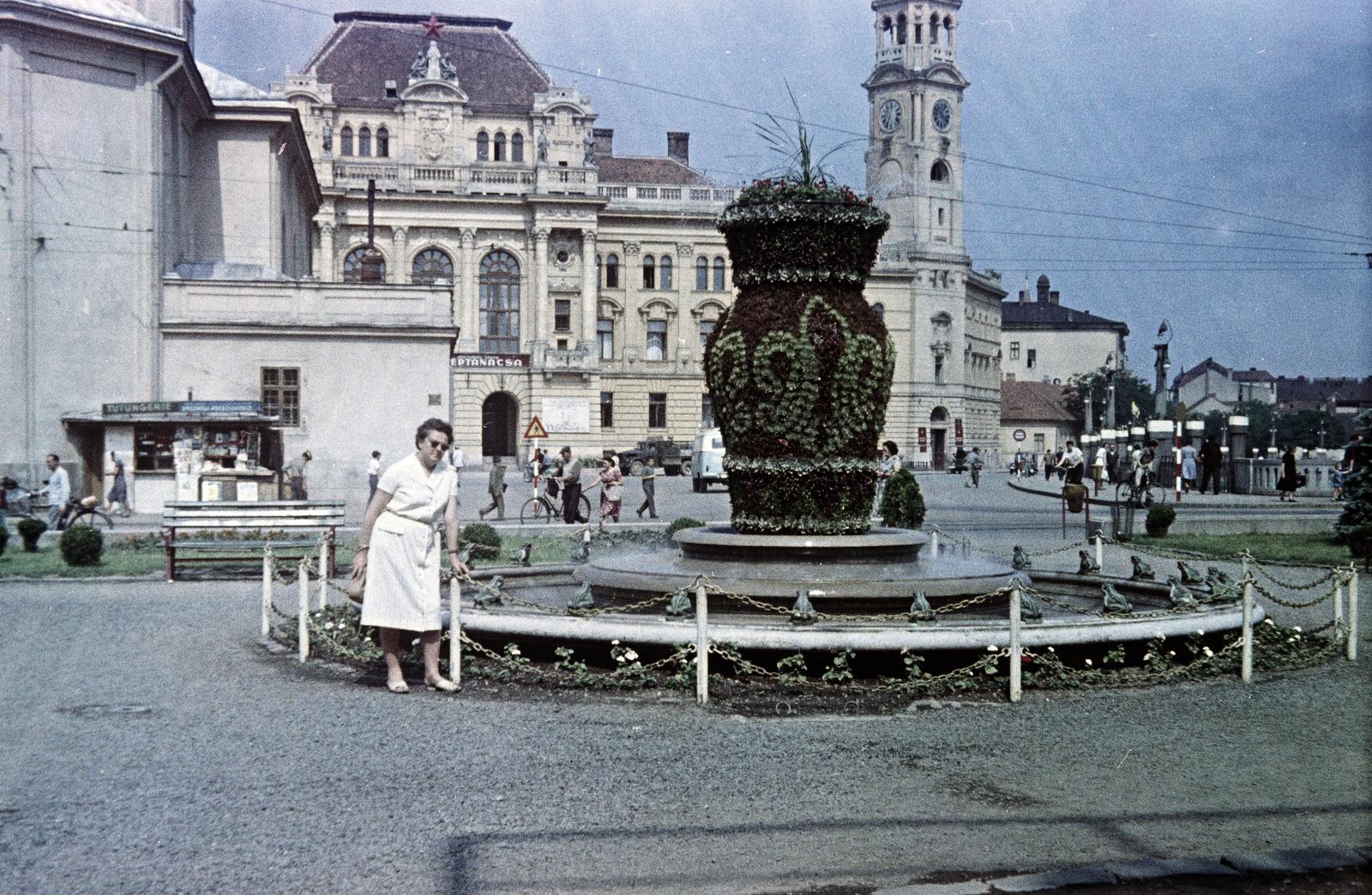 Romania,Transylvania, Oradea, Szent László tér (Piaţa Unirii), háttérben a Városháza., 1968, Kovács Gyöngyi, Fortepan #291513