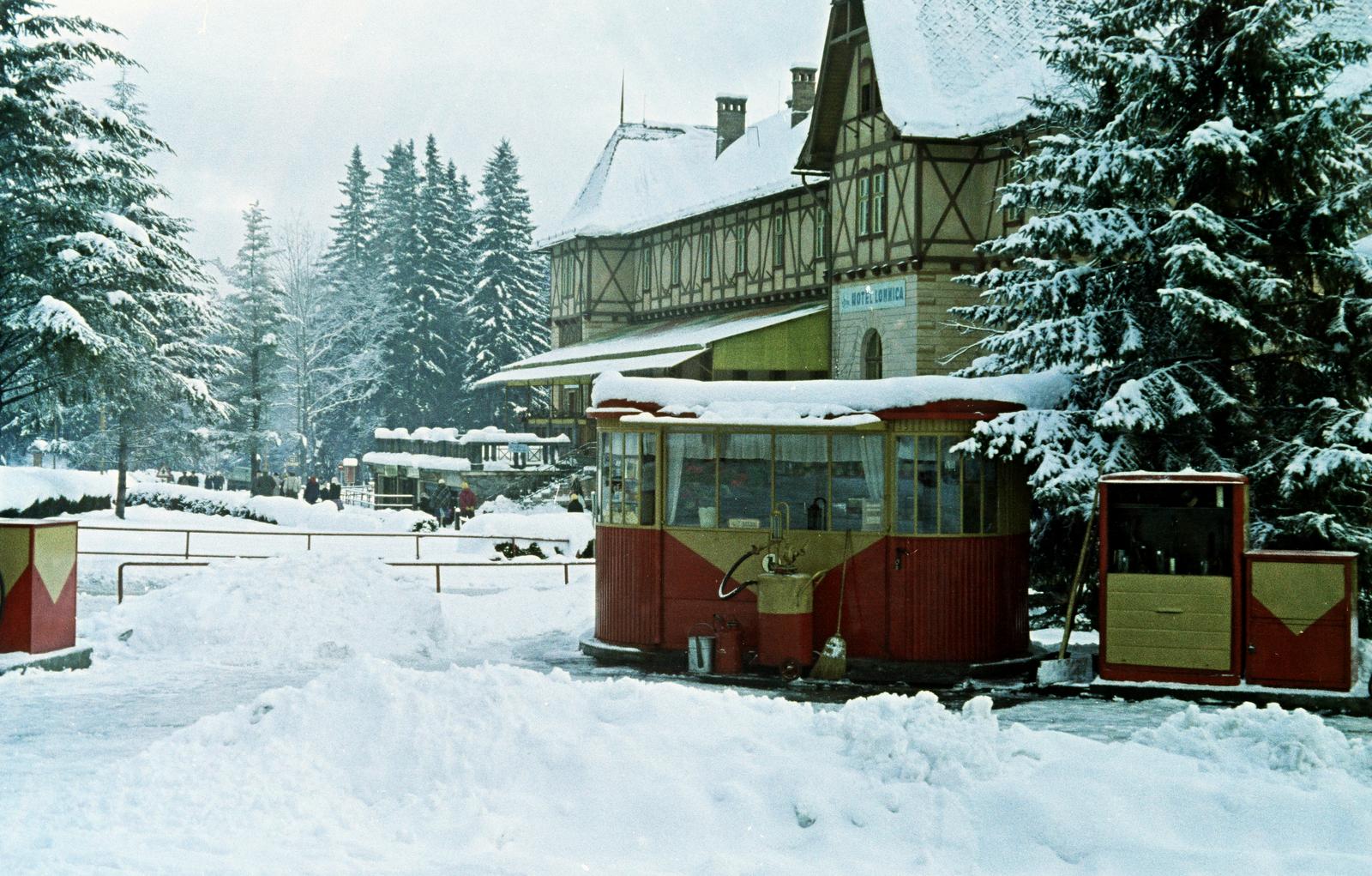 Szlovákia, Magas-Tátra, Tátralomnic, üzemanyagtöltő állomás a Hotel Lomnica előtt., 1966, Kovács Gyöngyi, Fortepan #291533