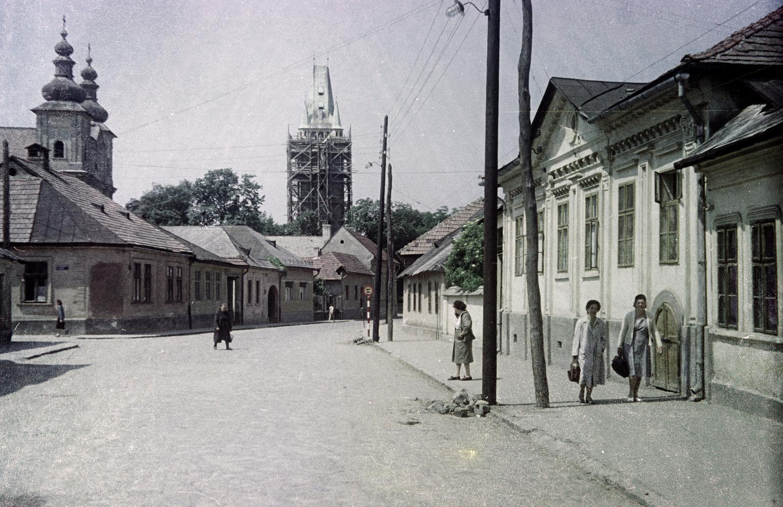 Romania,Transylvania, Baia Mare, Strada Simion Bărnuțiu, háttérben a Vár téren (Piaţa Cetăţii) a Szentháromság-templom tornyai és a Szent István torony látszik., 1964, Kovács Gyöngyi, Fortepan #291542