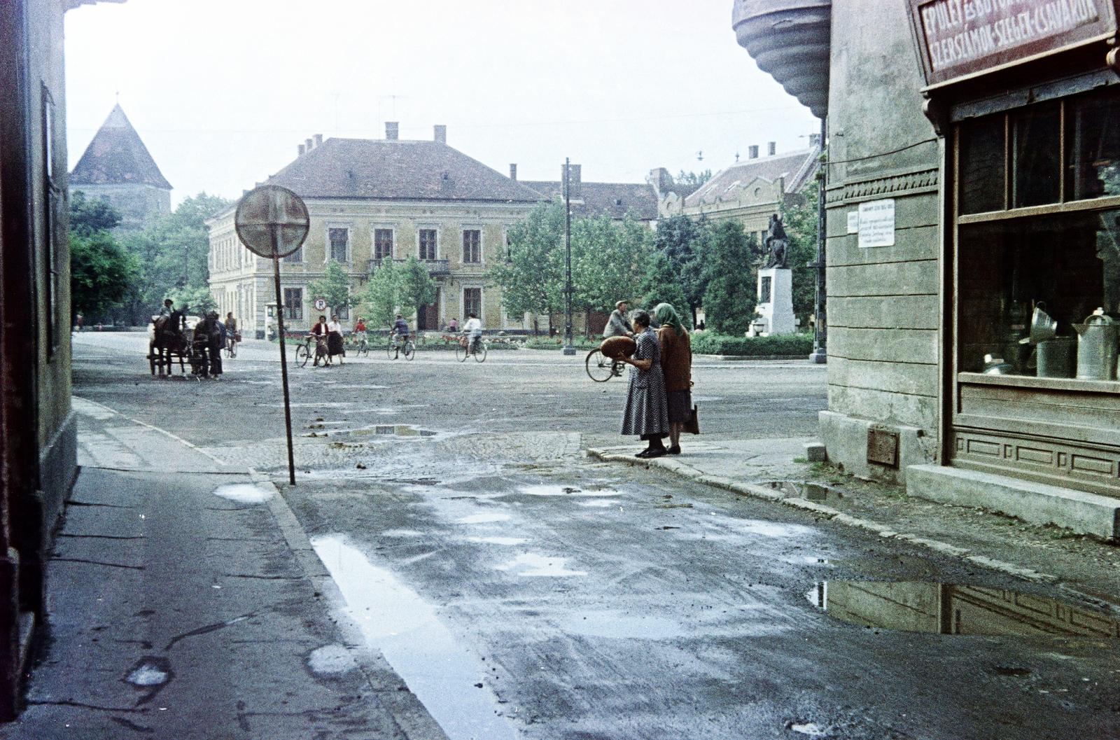 Hungary, Sárvár, Pap köz, szemben balra a Nádasdy-vár, jobbra a Kossuth téren a Városháza és a világháborús emlékmű (Tóth István, 1934.)., 1964, Kovács Gyöngyi, Fortepan #291546