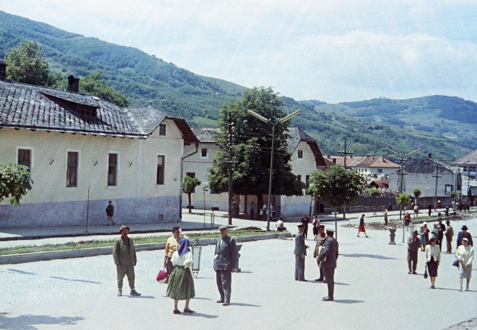 Romania,Transylvania, Vișeu de Sus, Strada 22 Decembrie 1989, szemben a Strada Libertăţii torkolata, 1964, Kovács Gyöngyi, Fortepan #291553