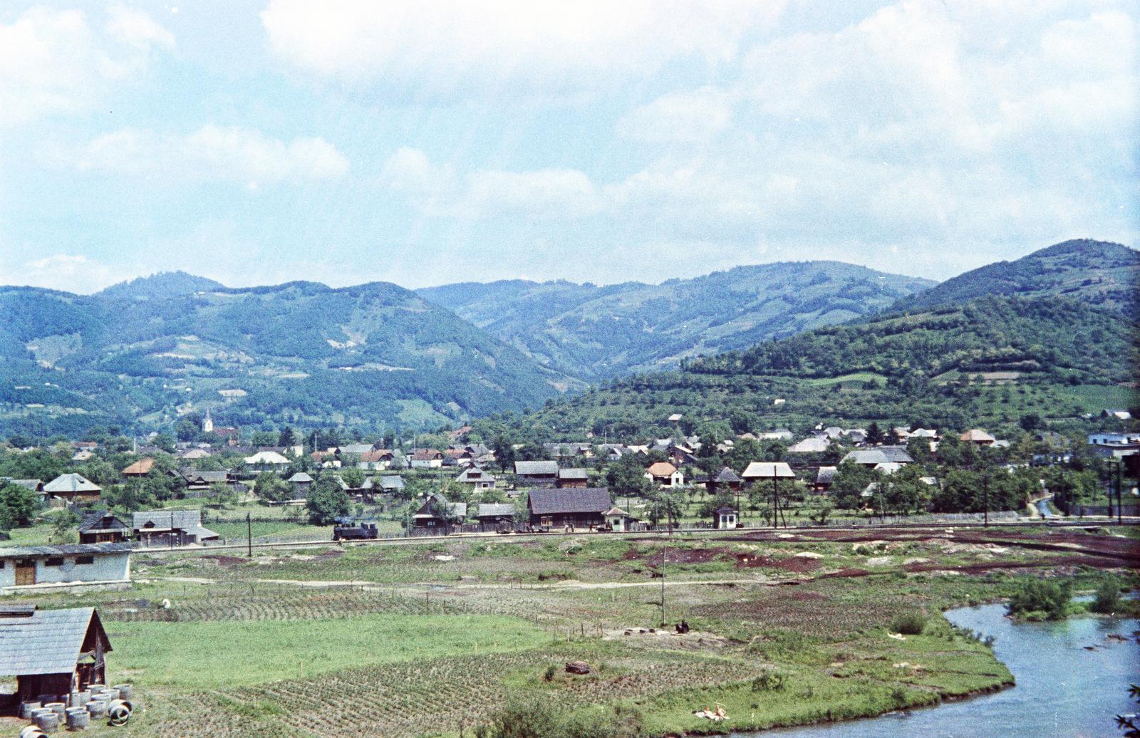 Romania,Transylvania, Vișeu de Sus, kilátás a Bistra folyó mellől, balra a temetőben álló templom tornya látható., 1964, Kovács Gyöngyi, Fortepan #291555