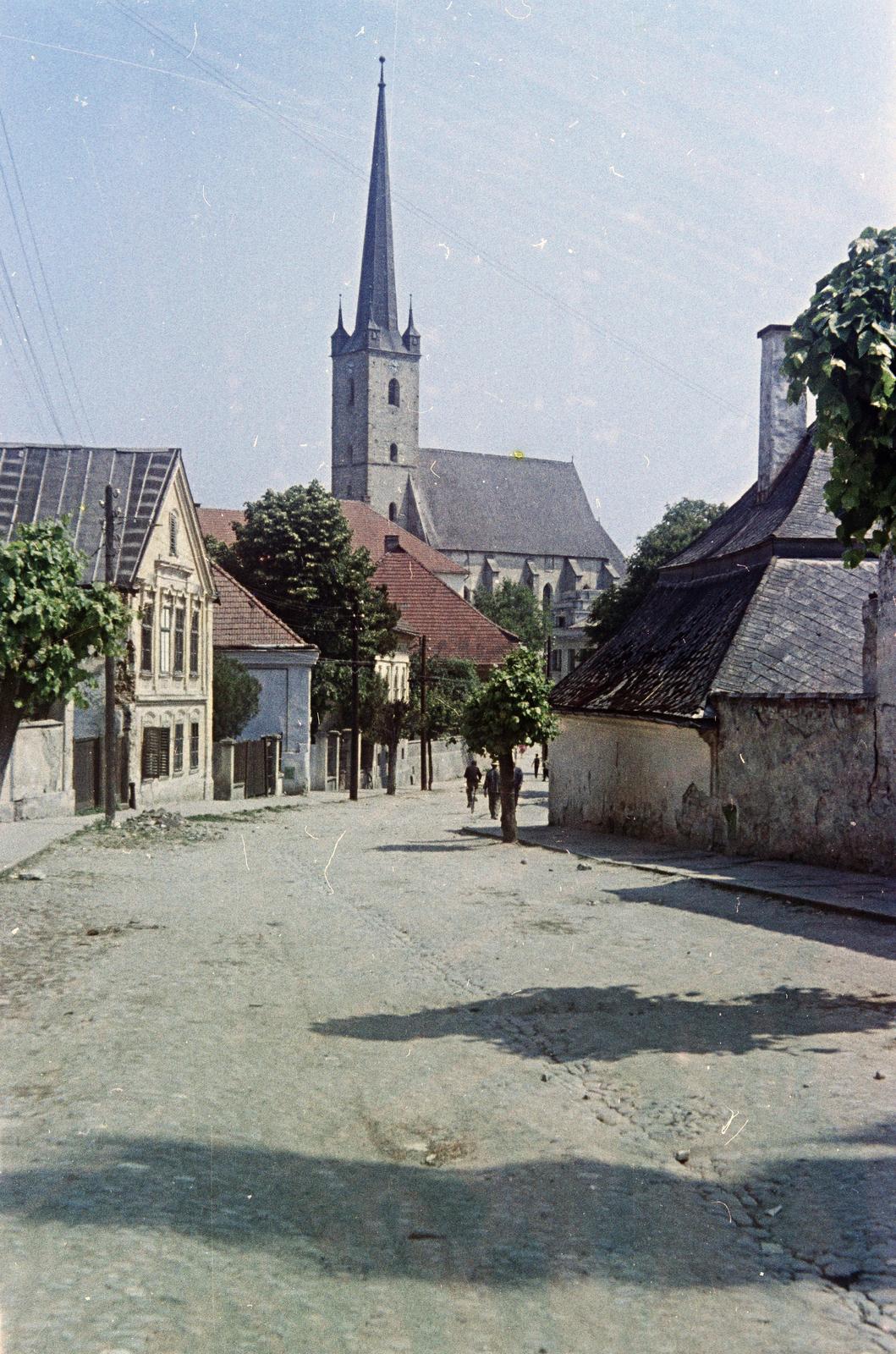 Romania,Transylvania, Dej, Strada Simion Bărnuțiu, háttérben a református templom., 1966, Kovács Gyöngyi, Fortepan #291563