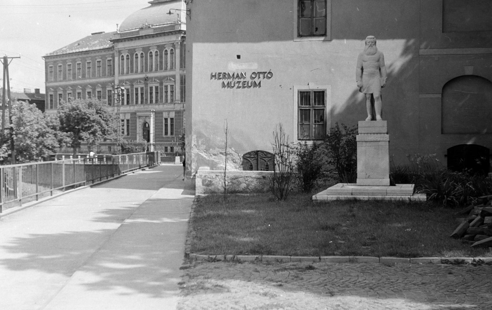 Magyarország, Miskolc, balra a Szinva patak, jobbra előtérben a Herman Ottó Múzeum, előtte áll Herman Ottó mészkőből faragott szobra, Medgyessy Ferenc szobrászművész alkotása (1957). Balra háttérben a Zrínyi Ilona leánygimnázium (egykor és ma Lévay József református gimnázium)., 1966, Kovács Gyöngyi, Fortepan #291568