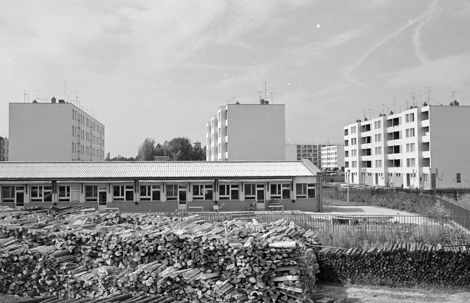 Hungary, Újszeged, Szeged, Odessza városrész, Fésű utca., 1964, Építésügyi Dokumentációs és Információs Központ, VÁTI, blocks, fence, firewood, Fortepan #29157