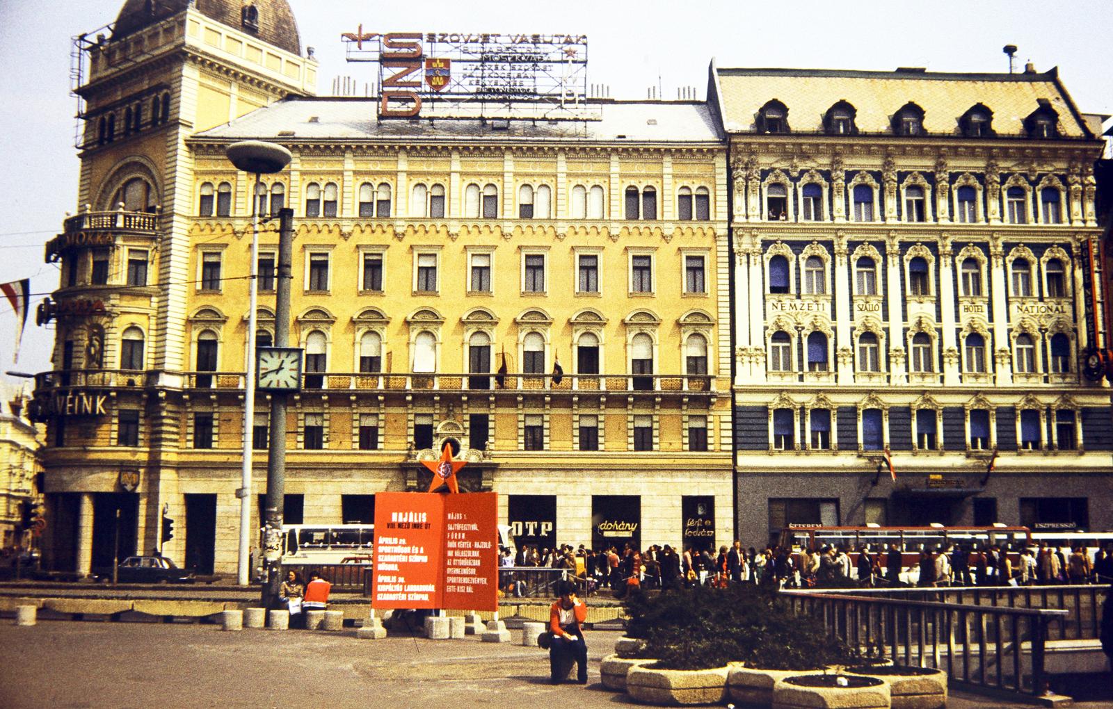 Magyarország, Budapest VIII., Blaha Lujza tér, szemben a József körúti villamosmegálló és jobbra a Nemzeti Szálló épülete., 1980, Karácsony Iván, Budapest, színes, Fortepan #291580