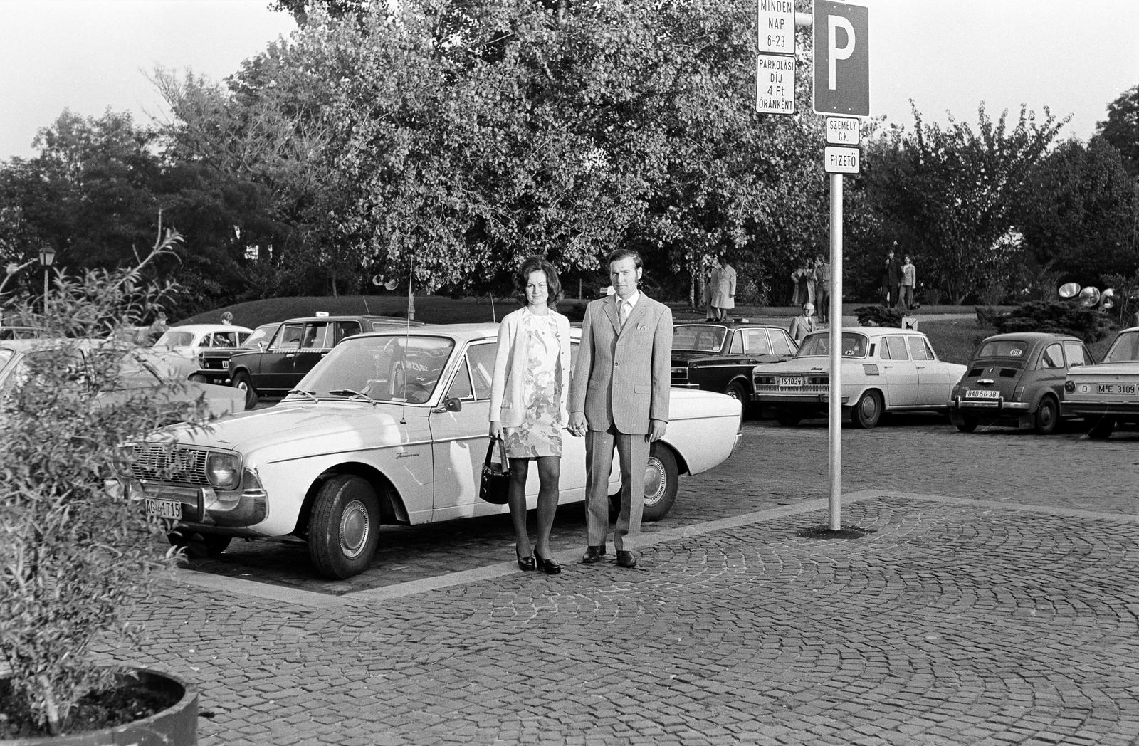 Magyarország, budai Vár, Budapest I., Szentháromság tér, parkoló a Mátyás-templom mellett., 1974, Karácsony Iván, parkoló, Budapest, Ford Taunus 17 M, emberpár, Fiat 500, Skoda 100, rendszám, Fortepan #291581