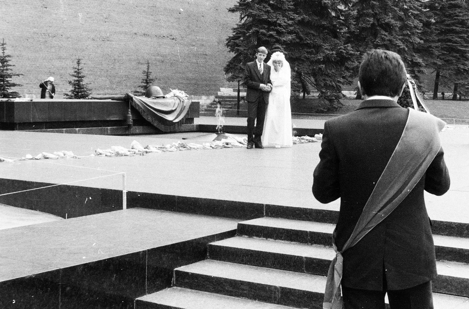 Russia, Moscow, Alekszandrovszkij szád (Sándor kert) a Kreml nyugati fala előtt, esküvő az Ismeretlen Katona sírjánál., 1982, Karácsony Iván, Fortepan #291585