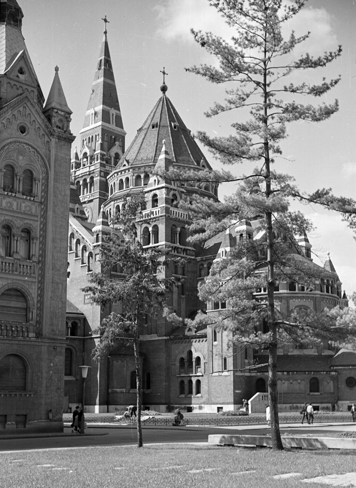 Hungary, Szeged, Dóm tér, balra a püspöki palota sarka, szemben a Fogadalmi templom Északi homlokzata., 1966, Építésügyi Dokumentációs és Információs Központ, VÁTI, Frigyes Schulek-design, bishop's palace, Cathedral, Fortepan #29159