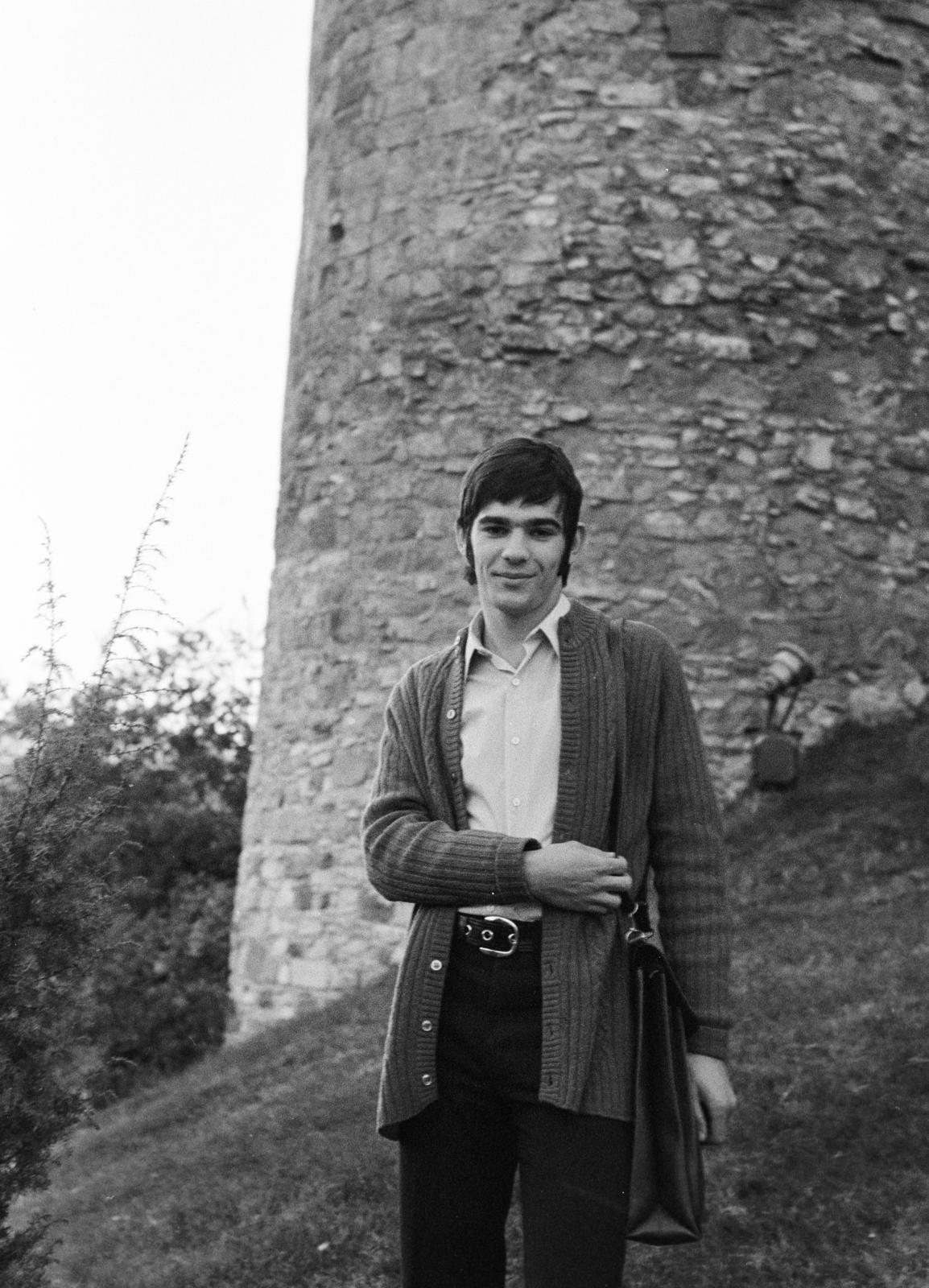 Hungary, Budapest I., háttérben a budai Vár / a Ferdinánd kapu melletti Buzogány torony., 1974, Karácsony Iván, Budapest, boy, cardigan, Fortepan #291599