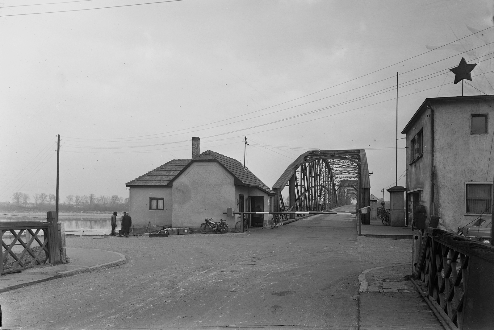 Hungary, Komarno, határátkelő az Erzsébet hídnál., 1957, UVATERV, bicycle, bridge, motorcycle, barrier, border crossing, Red Star, Duna-bridge, János Feketeházy-design, Fortepan #2916