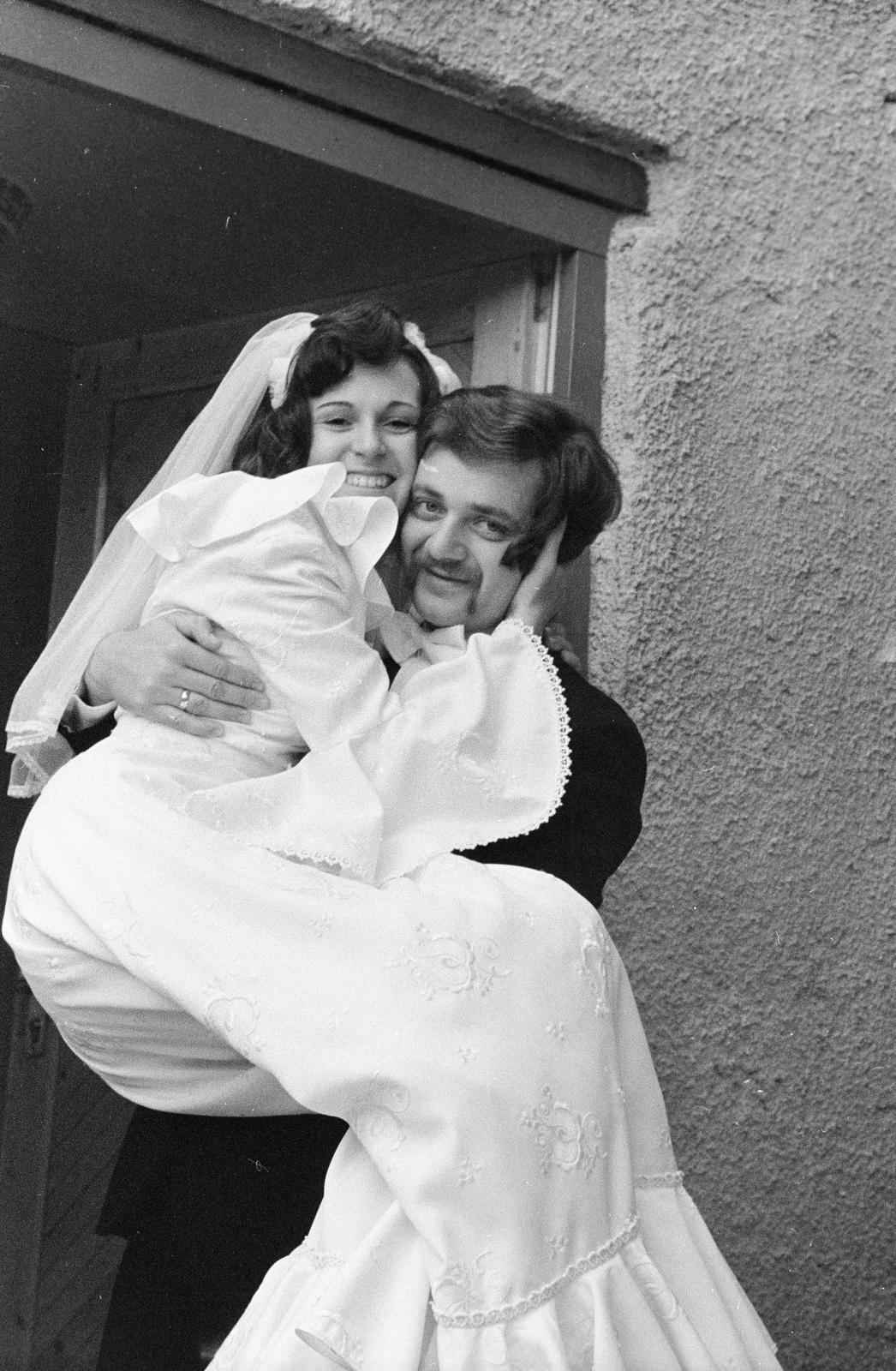 Hungary, Budapest XV., a felvétel esküvő alkalmával készült., 1976, Karácsony Iván, Best of, hold in arms, smile, groom, bride, wedding ceremony, Budapest, Fortepan #291611
