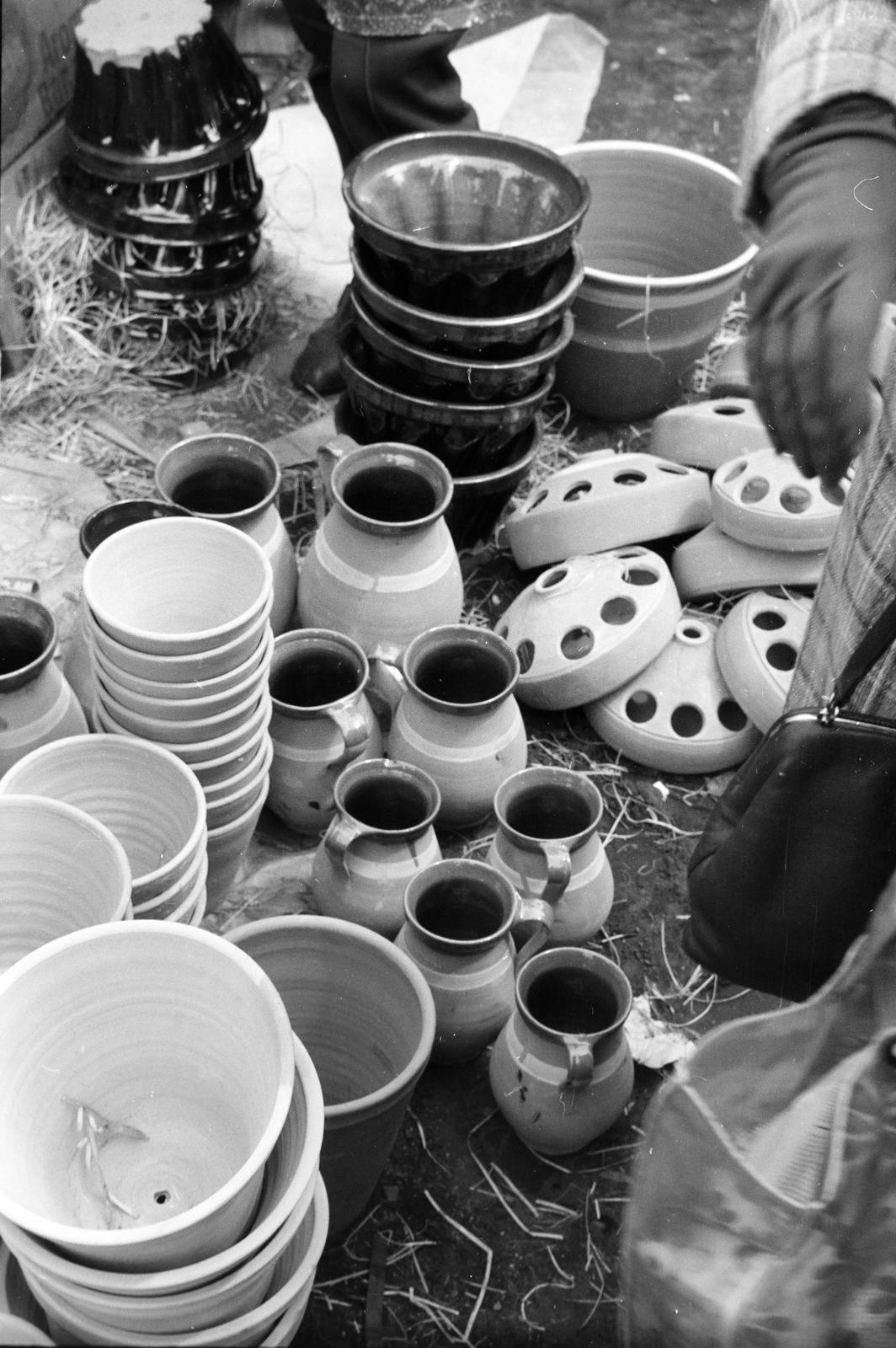 1980, Karácsony Iván, piac, kerámia, cserép, itatás, baromfiitató, Fortepan #291613
