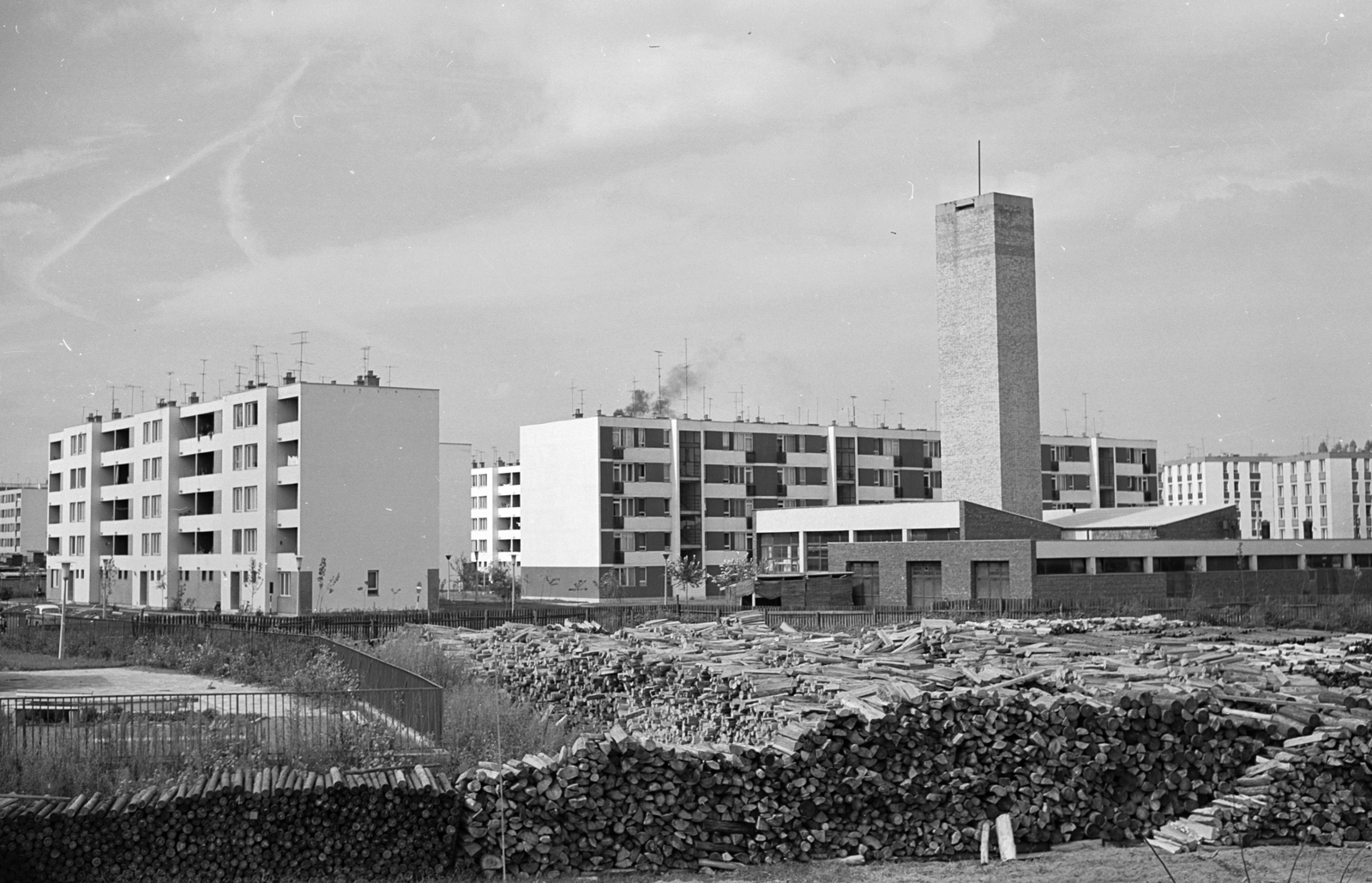 Magyarország, Újszeged, Szeged, Odessza városrész, Fésű utca és Csanádi utca találkozása, előtérben a hőközpont. ., 1964, Építésügyi Dokumentációs és Információs Központ, VÁTI, tüzelő, kazánház, Fortepan #29162