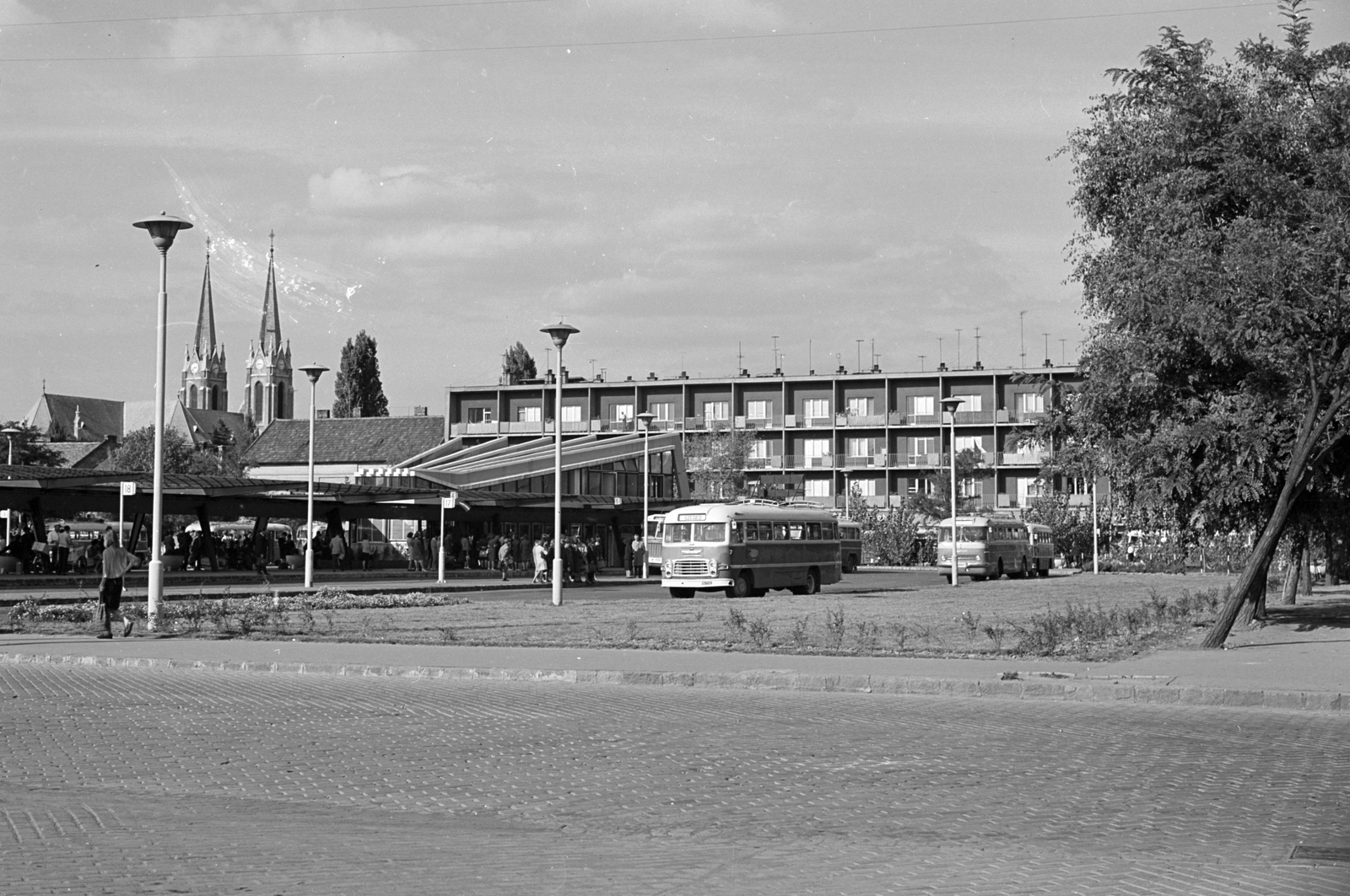 Hungary, Szeged, Mars (Marx) tér, autóbusz-állomás, balra a Szent Rókus templom., 1966, Építésügyi Dokumentációs és Információs Központ, VÁTI, church, bus, Hungarian brand, Ikarus-brand, trailer, bus terminal, bus stop, Fortepan #29163