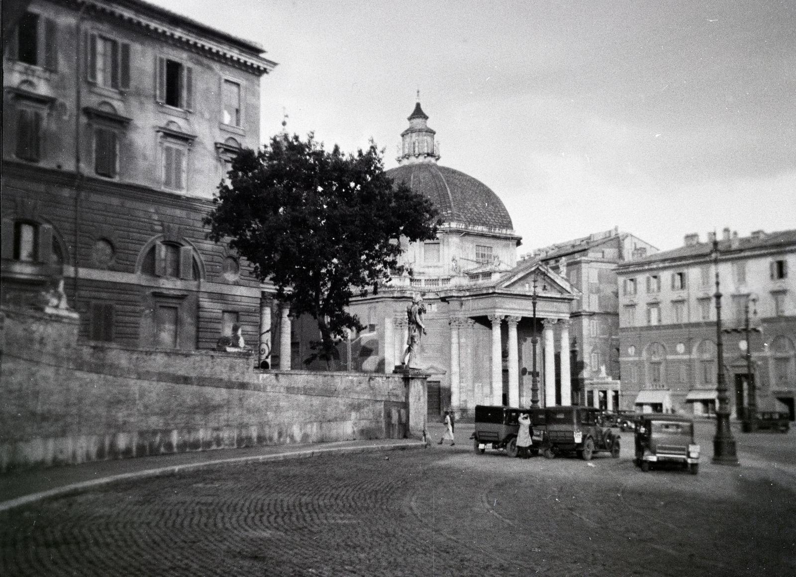 Italy, Rome, Piazza del Popolo, háttérben a Chiesa Santa Maria dei Miracoli., 1930, Nagy Emese, colonnade, monument, pediment, Fortepan #291631