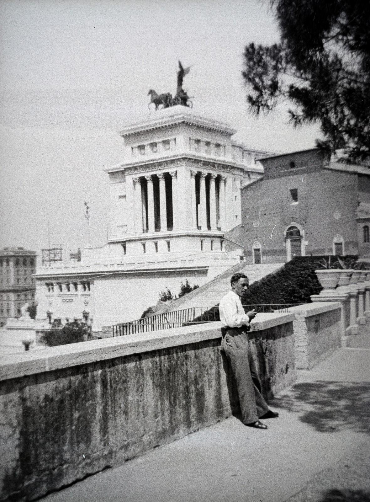 Olaszország, Róma, Piazzale Caffarelli, háttérben a Monumento Nazionale a Vittorio Emanuele II és a Basilica di Santa Maria in Aracœli látható., 1930, Nagy Emese, emlékmű, Fortepan #291638