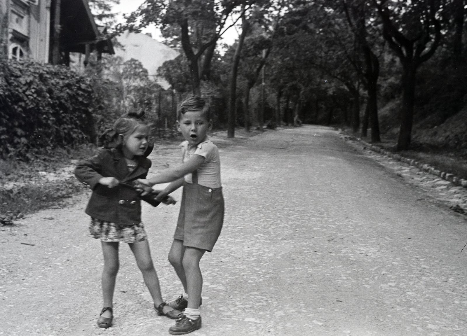 Hungary, Budapest XII., Béla király út, háttérben balra az 55. számú villa., 1944, Nagy Emese, kids, brawl, Budapest, Fortepan #291644