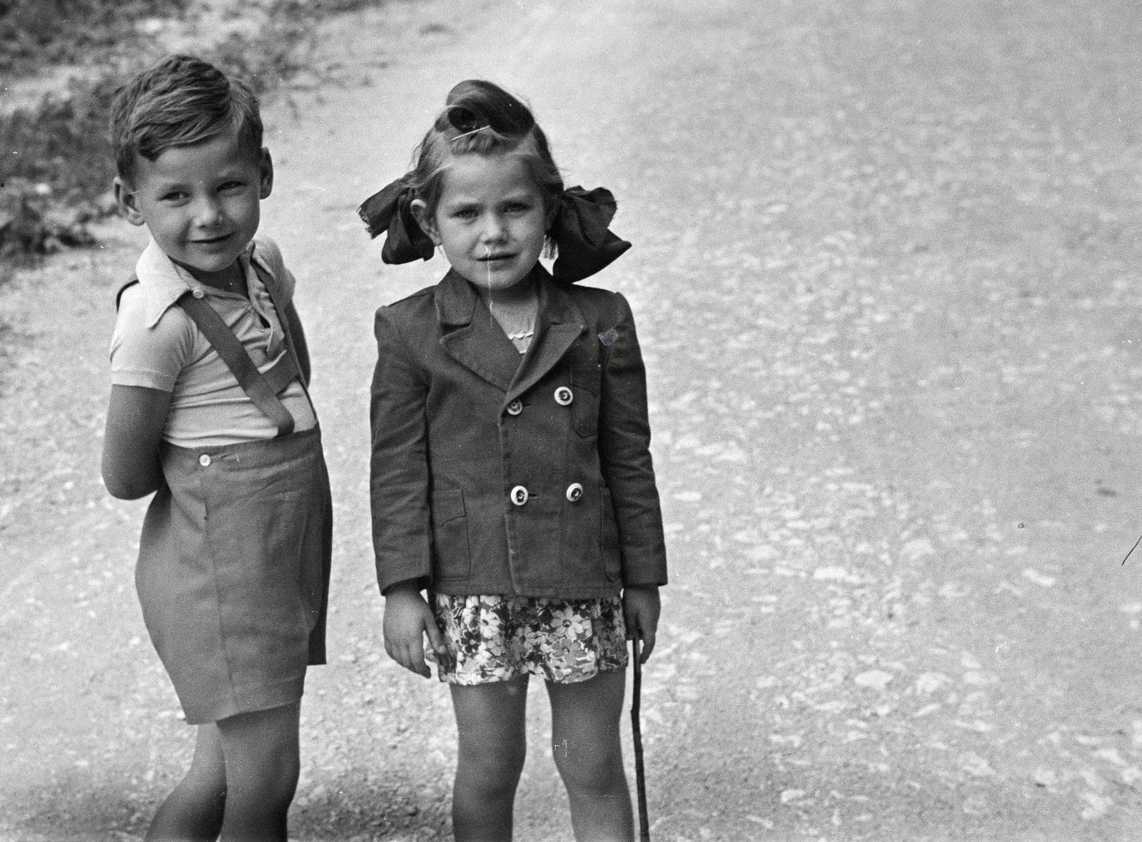 Hungary, Budapest XII., Béla király út, a felvétel az 55. számú villa előtt készült., 1944, Nagy Emese, ribbon, girl, kid, Budapest, Fortepan #291645