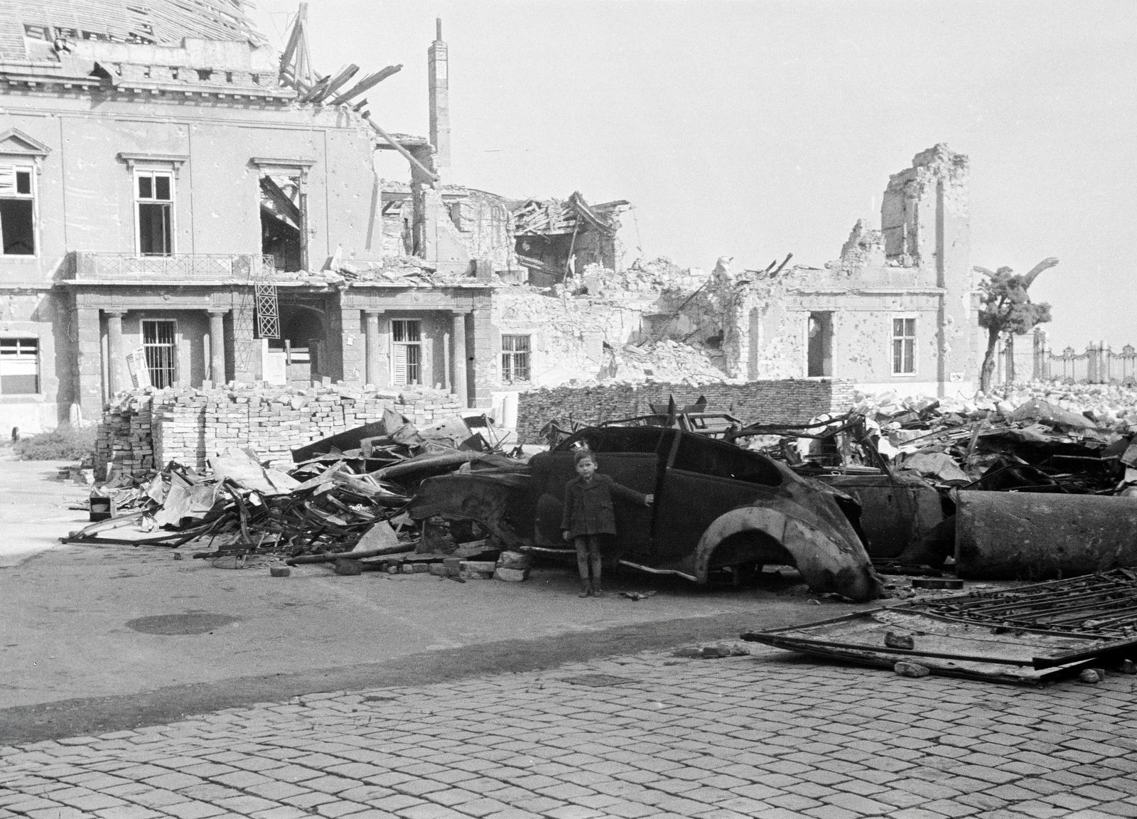 Magyarország, budai Vár, Budapest I., Szent György tér, háttérben a romos Sándor-palota., 1945, Nagy Emese, Budapest, háborús kár, járműroncs, Fortepan #291651